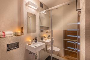łazienka z umywalką, toaletą i lustrem w obiekcie Apartment Strict Warsaw Center - Metro,Free Parking w Warszawie