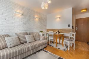 salon z kanapą i stołem w obiekcie Apartment Strict Warsaw Center - Metro,Free Parking w Warszawie