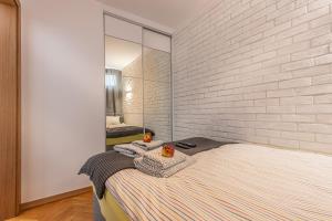 Łóżko lub łóżka w pokoju w obiekcie Apartment Strict Warsaw Center - Metro,Free Parking
