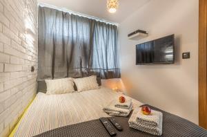 sypialnia z łóżkiem z telewizorem na ścianie w obiekcie Apartment Strict Warsaw Center - Metro,Free Parking w Warszawie
