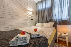 sypialnia z łóżkiem z dwoma jabłkami w obiekcie Apartment Strict Warsaw Center - Metro,Free Parking w Warszawie