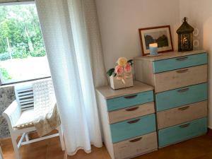 vestidor con cajones azules en una habitación con ventana en Casa Quinta de Teanes, en Salvatierra de Miño