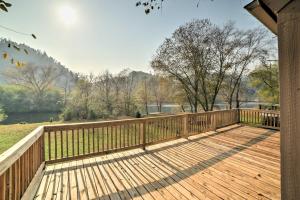 Balkon atau teras di Peaceful Reliance Cabin with Deck on Hiwassee River!