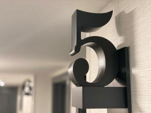 un numero di metallo sul lato di una porta di Hotel Indigo - St. Louis - Downtown by IHG a Saint Louis