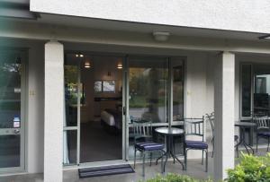 a patio with chairs and a table on a porch at Colonial Manor Motel in Cromwell