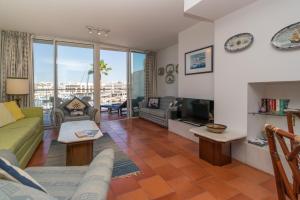 een woonkamer met een bank en een tv bij Marina-L in Lagos