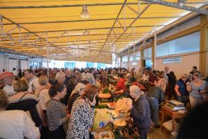 een grote menigte mensen die in een grote kamer staan bij Marina-L in Lagos +43 foto's