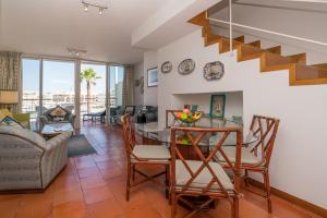 een woonkamer met een tafel en stoelen bij Marina-L in Lagos