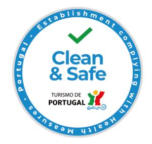ein blaues, sauberes und sicheres Logo auf weißem Hintergrund in der Unterkunft Near The Beach Apartments in Matosinhos