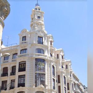 un edificio blanco con una torre encima en Lux Penthouse gran vía, en Madrid