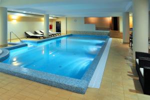 a large swimming pool in a hotel room at Atol Spa in Świnoujście