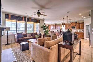 聖貝納迪諾的住宿－Single-Story San Bernardino Home with Valley Views!，带沙发的客厅和厨房