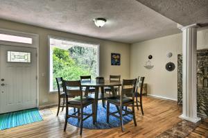 Posezení v ubytování Charming Kelso Home with Proximity to Cowlitz River!