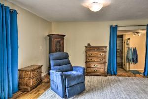 Posezení v ubytování Charming Kelso Home with Proximity to Cowlitz River!
