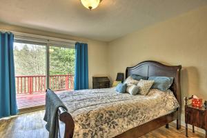 En eller flere senger på et rom på Charming Kelso Home with Proximity to Cowlitz River!