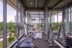 The fitness centre and/or fitness facilities at Mercure Tangerang BSD City