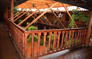 een houten leuning op een veranda met een gebouw bij La Vieja Casona Hotel in La Manzanilla