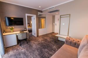 TV a/nebo společenská místnost v ubytování Hotel Aventus