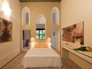 Tempat tidur dalam kamar di Fornalutx Petit Hotel - Bed & Breakfast