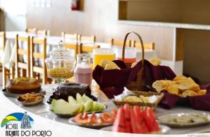 a table with food and drinks on a table at Hotel Mirante do Porto in Aparecida