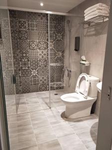 A bathroom at Light Blue Hostel