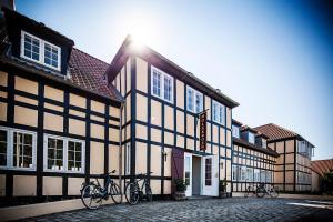 un edificio con bicicletas estacionadas frente a él en Molskroen en Ebeltoft