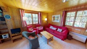 sala de estar con sofá rojo y mesa en Saxo, en Blatten bei Naters