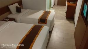 Postel nebo postele na pokoji v ubytování Xtra Hotel Bengkulu