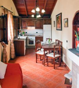 イコー・デ・ロス・ビノスにあるCasa Rural La Furniaのキッチン(テーブル、椅子付)