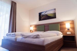 A bed or beds in a room at Frühstückspension Reinhard Todt