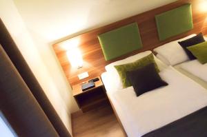 A bed or beds in a room at Frühstückspension Reinhard Todt