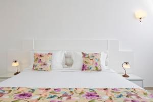 Cama ou camas em um quarto em Grand Beach Hotel