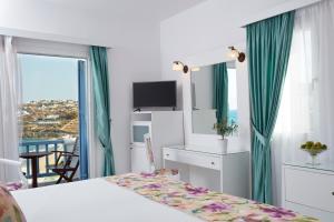 Cama ou camas em um quarto em Grand Beach Hotel