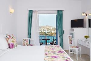 Cama ou camas em um quarto em Grand Beach Hotel