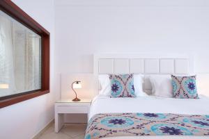 Cama ou camas em um quarto em Grand Beach Hotel