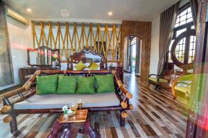 Zona d'estar a Nipa Riverside Villa By The Little Hoi An