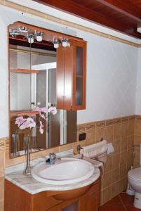 イコー・デ・ロス・ビノスにあるCasa Rural La Furniaのバスルーム(洗面台、鏡付)