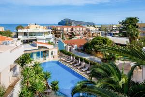 uma vista aérea de um resort com uma piscina em Oscar Suites & Village em Agia Marina Nea Kydonias