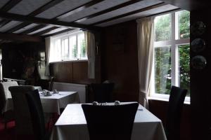 A restaurant or other place to eat at Gable End Hotel 