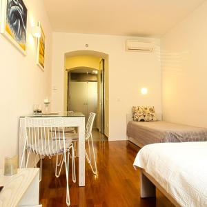 Habitación con cama, mesa y cama en Apartment Vali, en Zagreb