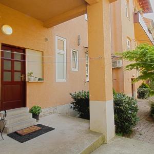 una puerta delantera de una casa con porche en Apartment Vali, en Zagreb 40 fotos más