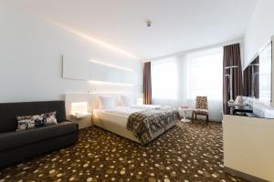 una camera d'albergo con letto e divano di Hotel Bayer's a Monaco