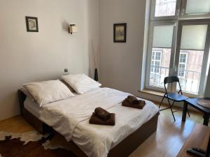 um quarto com uma cama com toalhas em Gdańskie Apartamenty - Apartamenty na Długiej i na Garbary em Gdansk