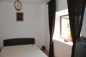 - une chambre avec un lit et une fenêtre dans l'établissement Casa de Vacanta Sarinasuf, à Sarinasuf