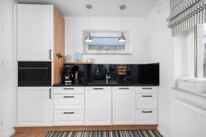 Kuchyň nebo kuchyňský kout v ubytování ApartDomek7b Jasne Wybrzeże - nowy i luksusowy
