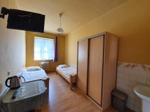 Łóżko lub łóżka w pokoju w obiekcie Dom Turysty PTTK w Bielsku - Białej