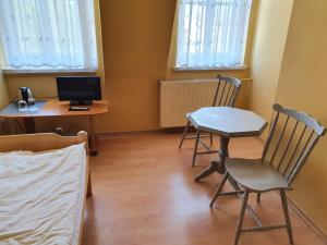 Telewizja i/lub zestaw kina domowego w obiekcie Dom Turysty PTTK w Bielsku - Białej