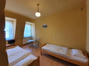 Łóżko lub łóżka w pokoju w obiekcie Dom Turysty PTTK w Bielsku - Białej