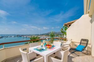 アルクーディアにあるIdeal Property Mallorca - Blue Attic Beachのテーブルと椅子、水辺の景色を望むバルコニー