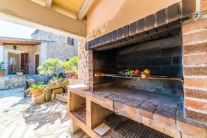 un horno de ladrillo en el lateral de un patio en Sa Costa - Ideal Property Mallorca, en Búger